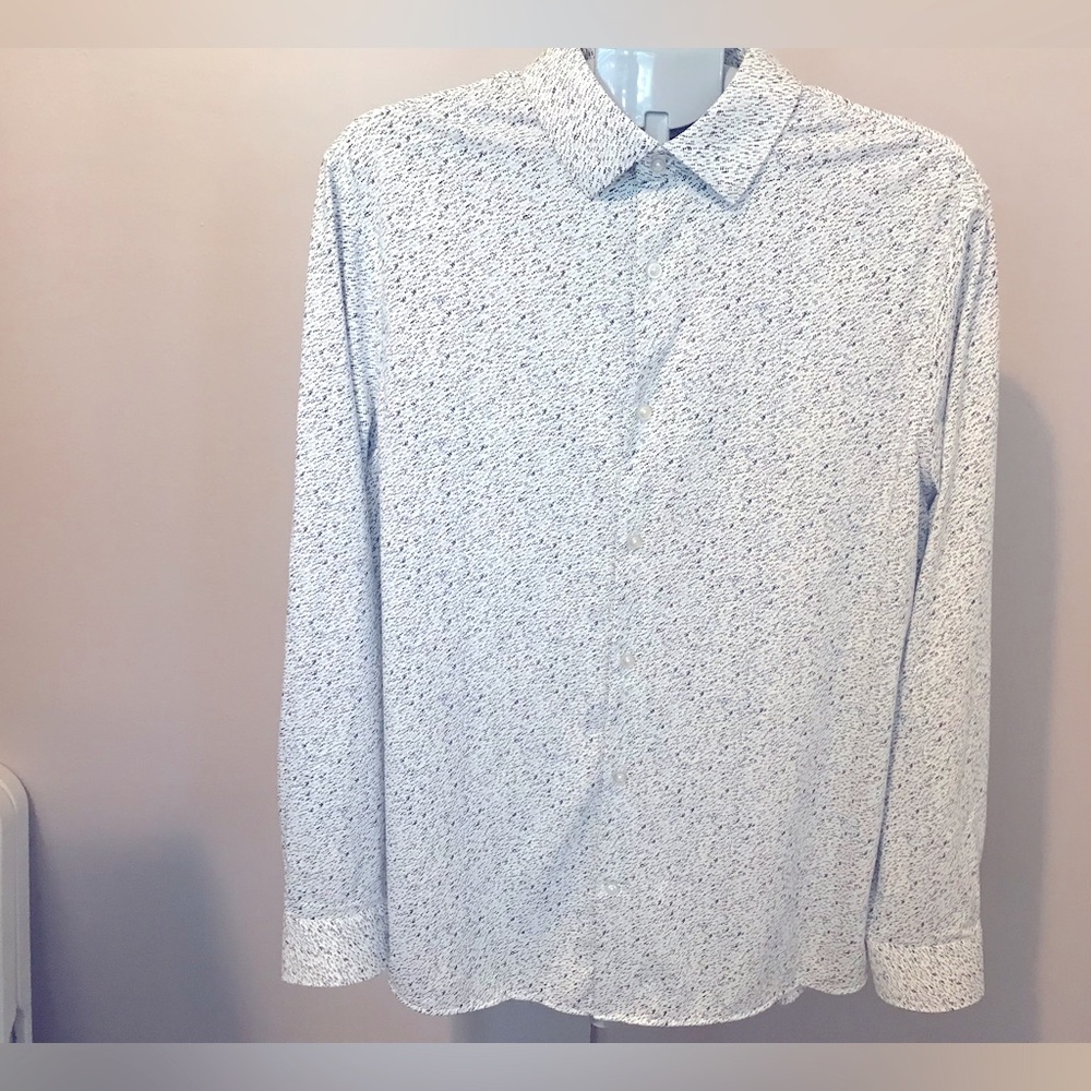 Men's Express Slim Fit White With Blue Speck Patterned Shirt
Size Large